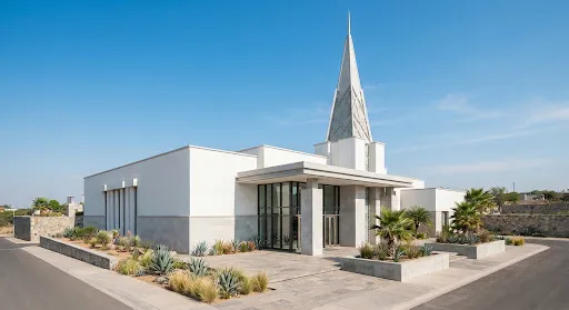 Capilla contemporánea con torre distintiva bajo cielo despejado