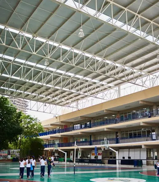 Patio del Instituto Alpes León techado con armadura metálica de gran claro