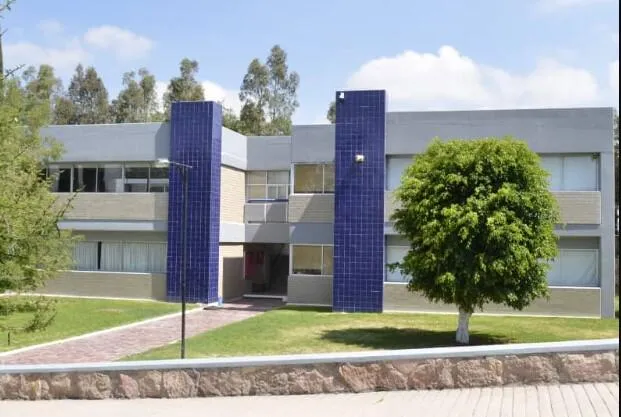 Edificio de aulas del Colegio Bosques en San Luis Potosí