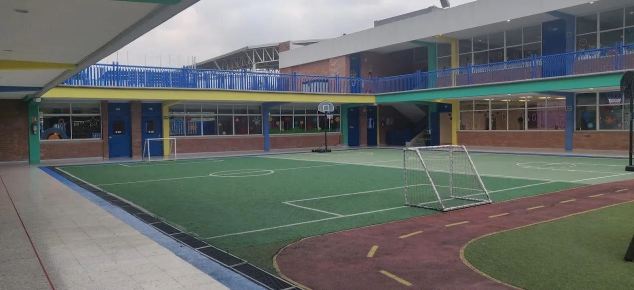 Cancha techada del Instituto Himalaya con cubierta de gran claro