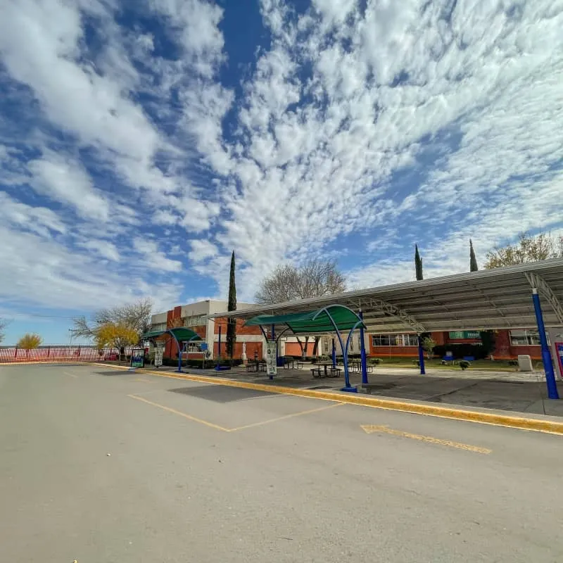 Acceso y andadores techados del Instituto Irlandés en Nuevo Laredo