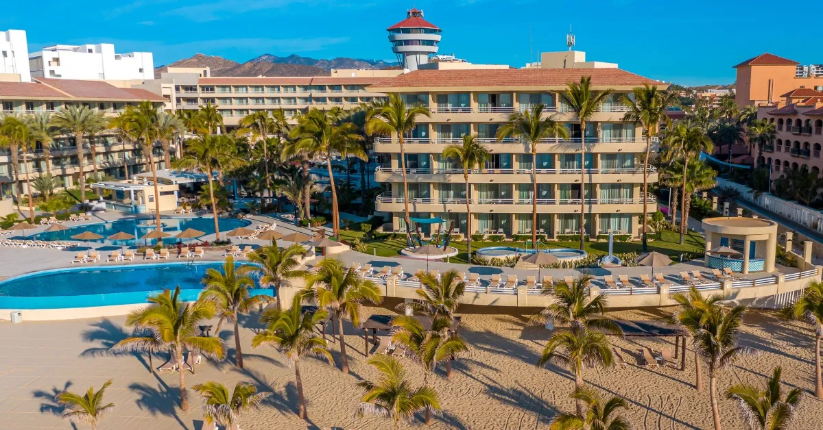Hotel Barceló El Faro con albercas, palmeras y su torre faro característica