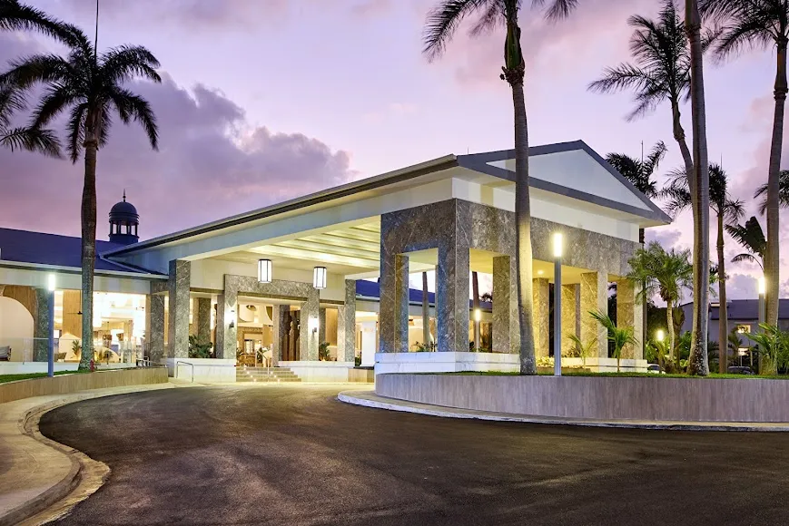 Acceso principal del Hotel Riu Jamaica iluminado al atardecer