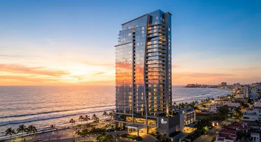 Torre del Hotel Marriott en Mazatlán al atardecer